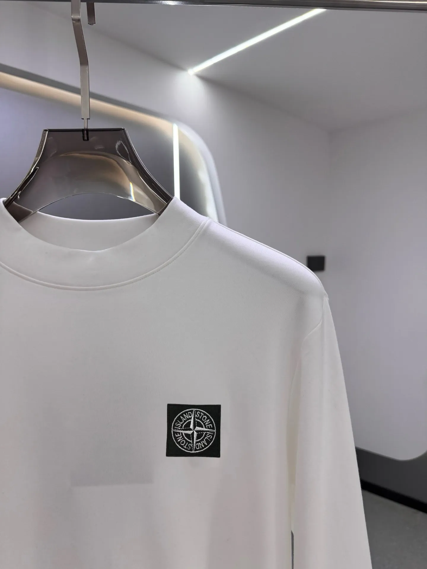 P220 Stone Island 2025 autumn and winter men's latest trade order mid-collar bottoming shirt, in full condition! ! Designed with logo embroidery! Customized 100% pure cotton fabric! Weighing 330g, the upper body is comfortable and breathable, not stiff, and has a rich three-dimensional feel overall. It is a quality export order that meets the simple needs of commuters. The upper body effect is very good, slimming, and not picky about the figure. The fabric workmanship is impeccable. Black White Size: XS-2XL